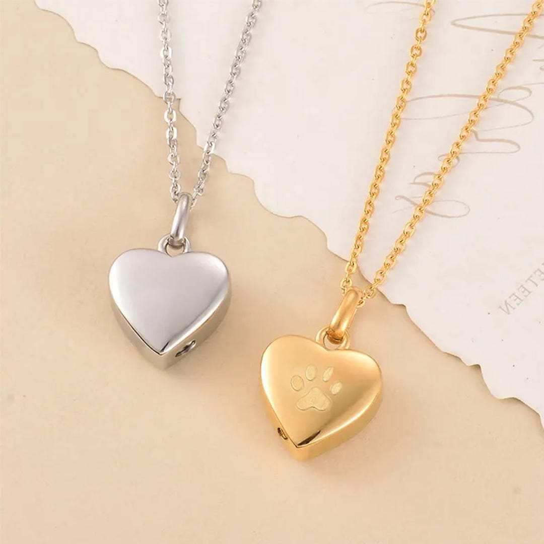 Collar con colgante de pata de amor