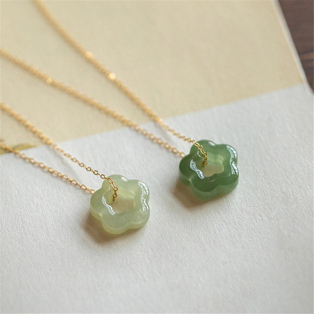 Collar con colgante floral de jade verde
