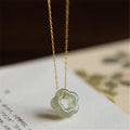 Collar con colgante floral de jade verde