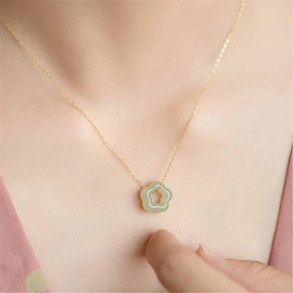 Collar con colgante floral de jade verde