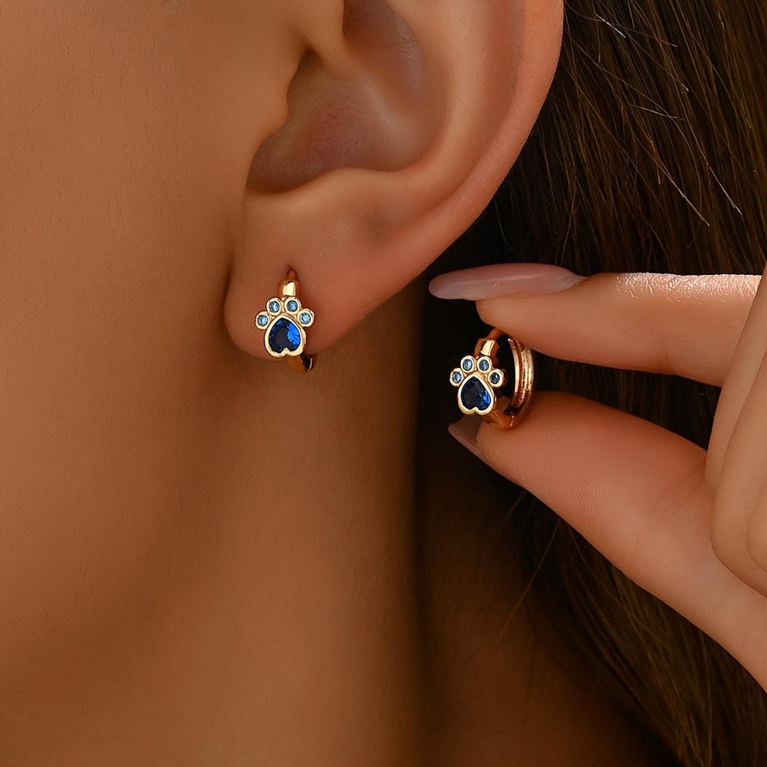 Pendientes Huggie Pata de Zafiro