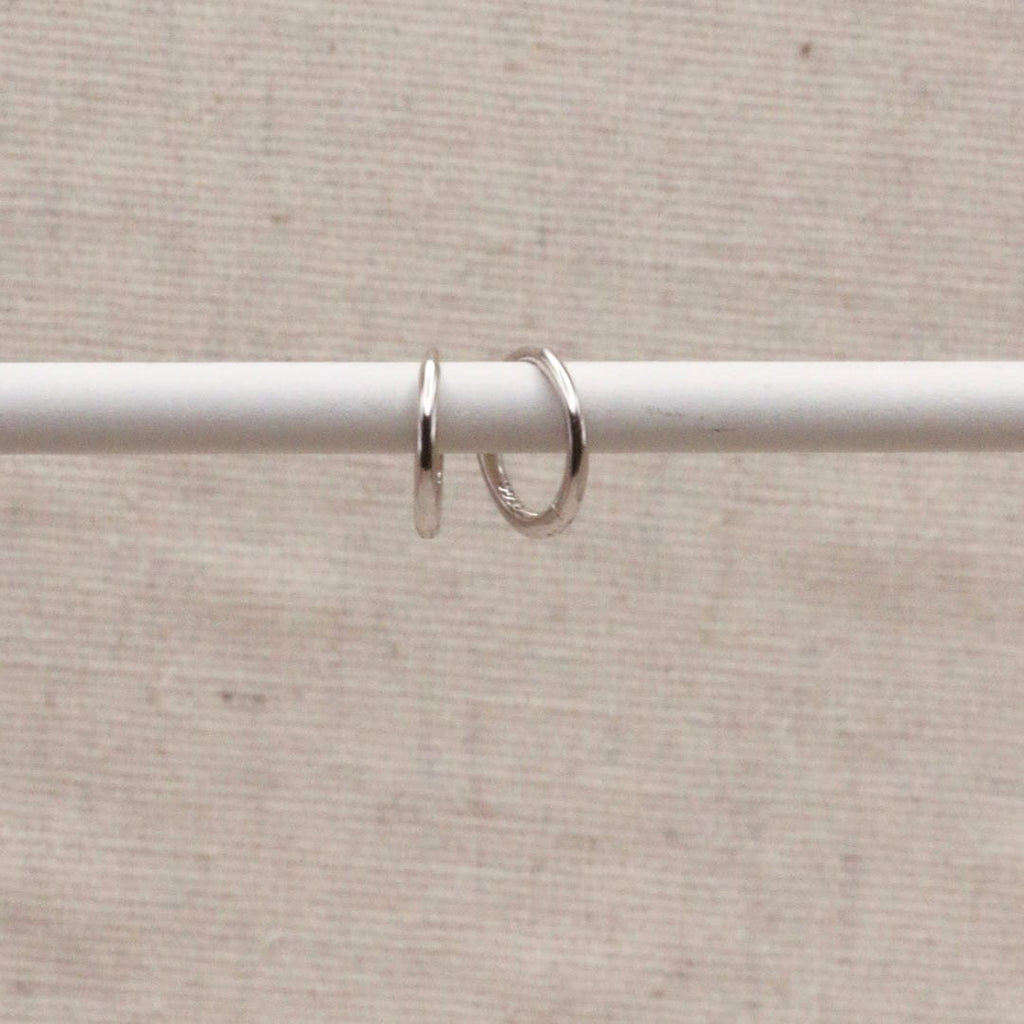 Pendientes de aro Huggie esenciales de plata
