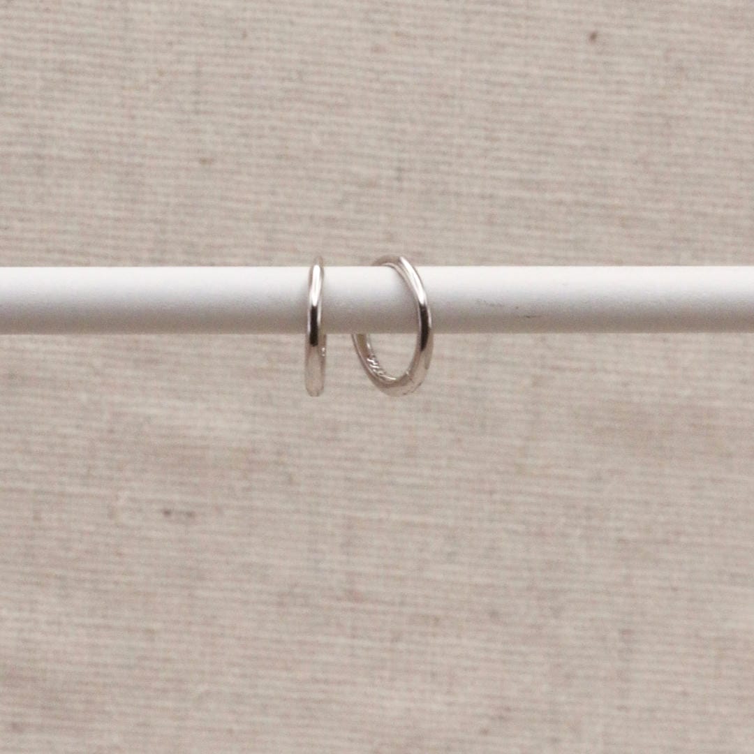 Pendientes de aro Huggie esenciales de plata