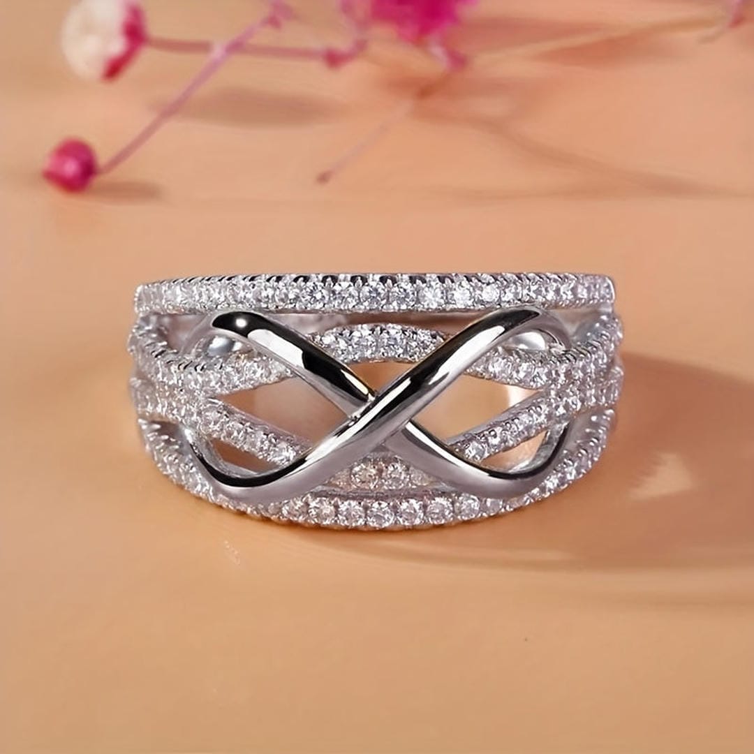 Anillo llamativo Infinity Pavé cruzado