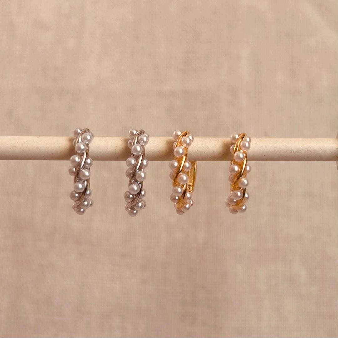 Elegantes pendientes de aro trenzados con perlas