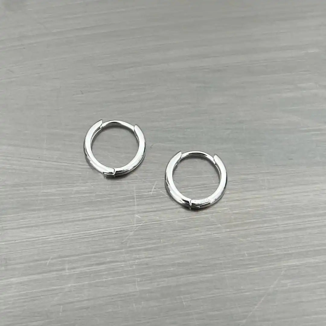 Juego de 2 pares de aros minimalistas de plata cepillada