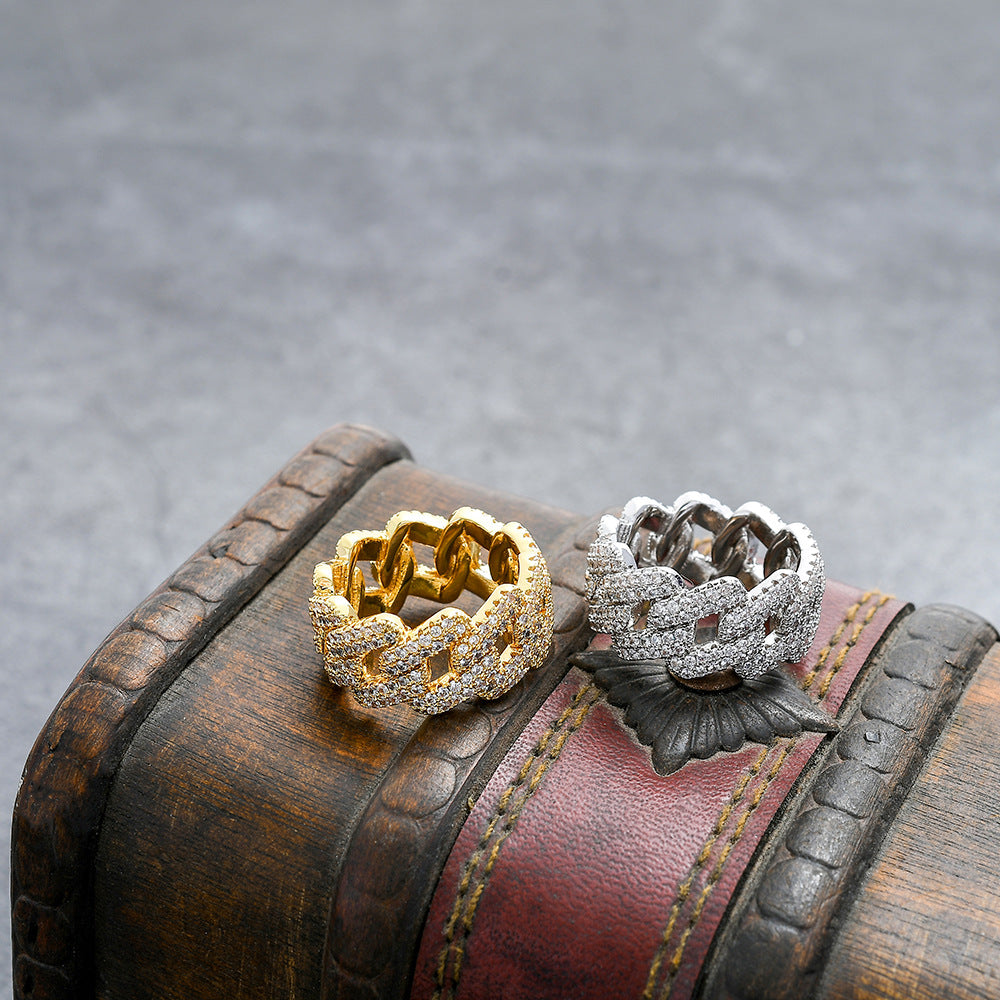 Elegante anillo con incrustaciones de circonita dorada y plateada