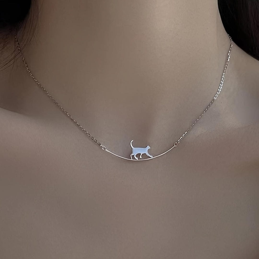 Collar con silueta de gato plateado