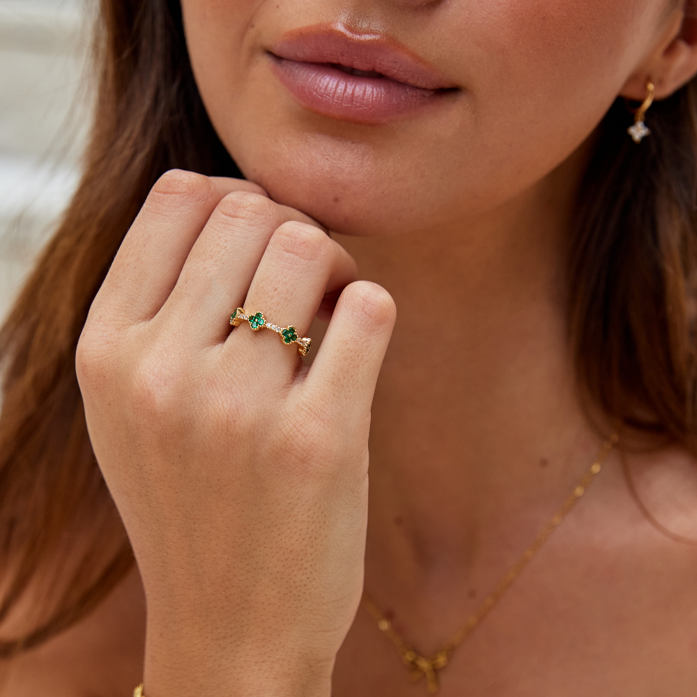 Anillo de cristal con trébol de cuatro hojas