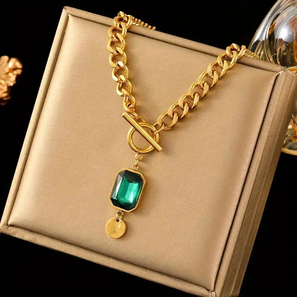Collar con Colgante de Esmeralda y Cadena Gruesa Dorada