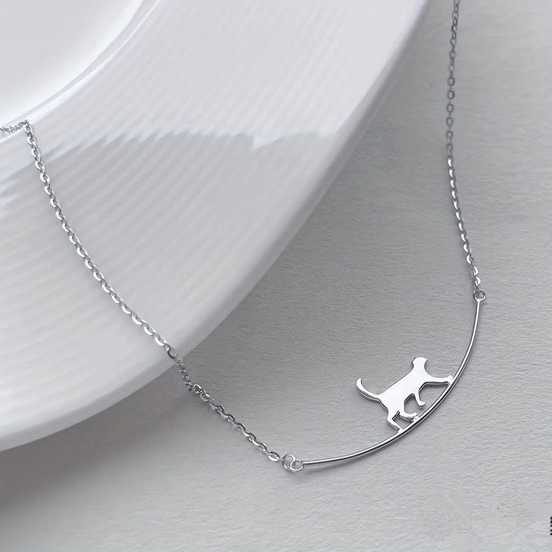 Collar con silueta de gato plateado