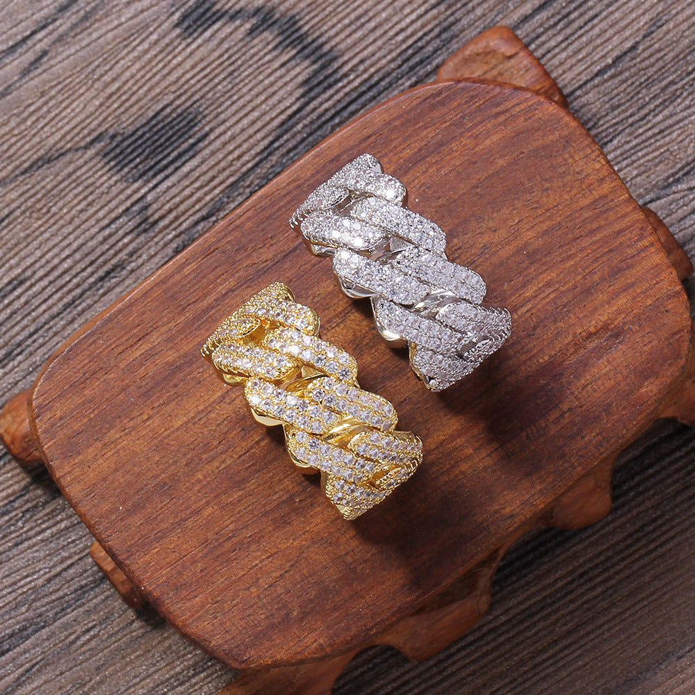 Elegante anillo con incrustaciones de circonita dorada y plateada
