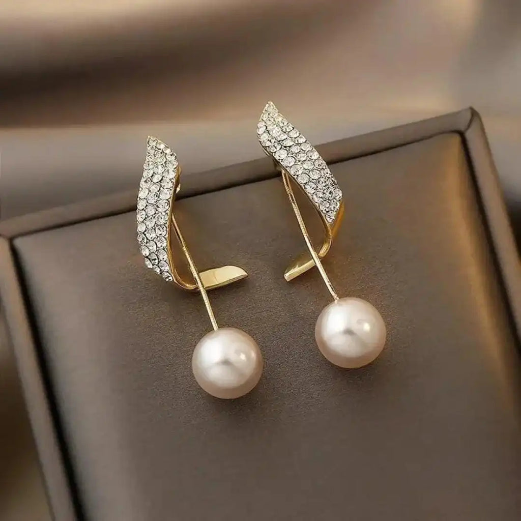 Elegantes pendientes de oro con perla colgante