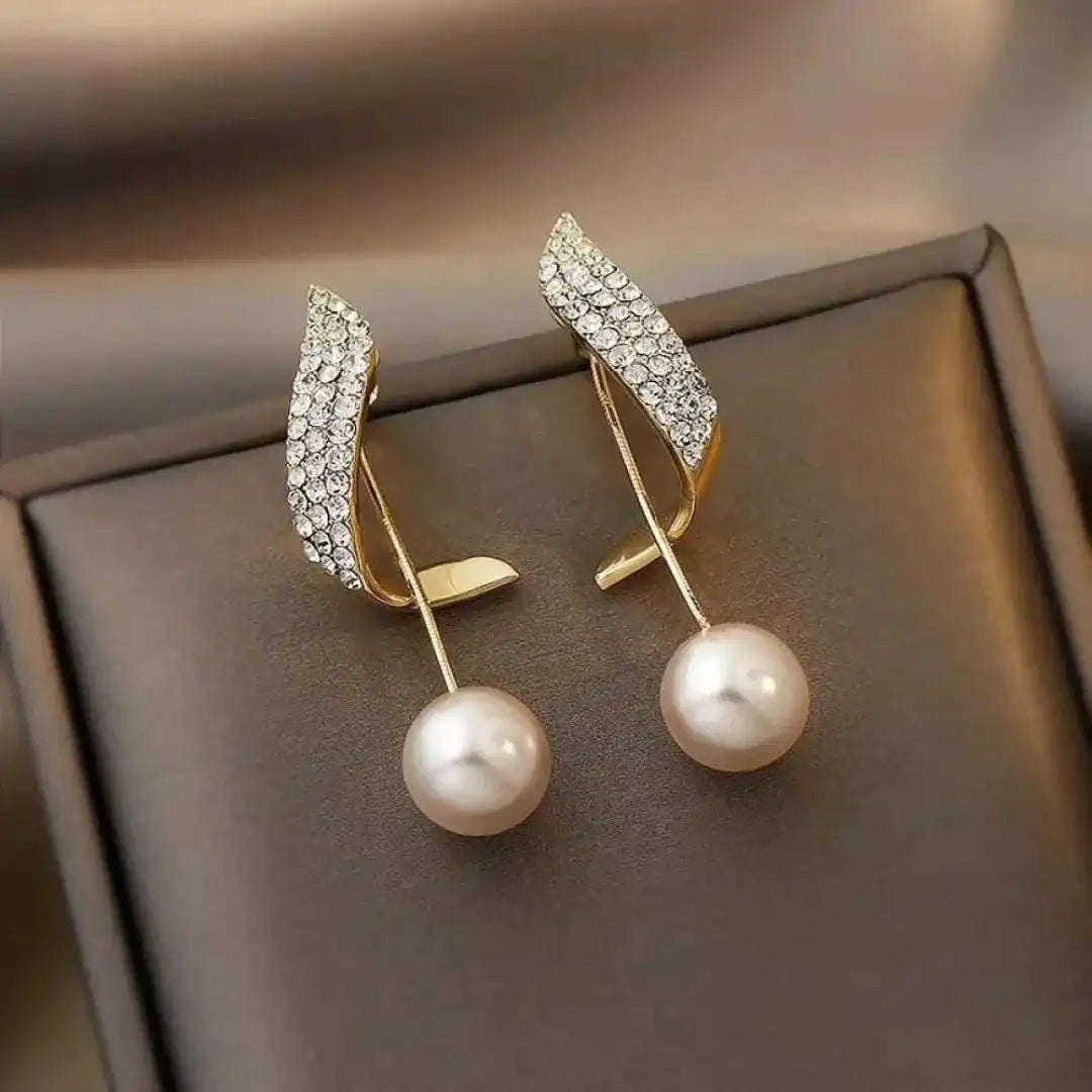 Elegantes pendientes de oro con perla colgante