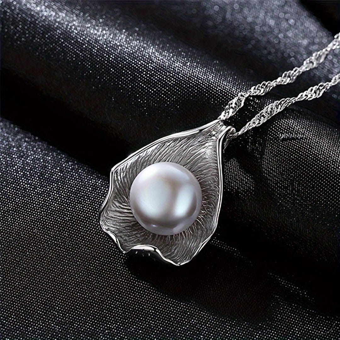 Collar con colgante de perla y concha marina