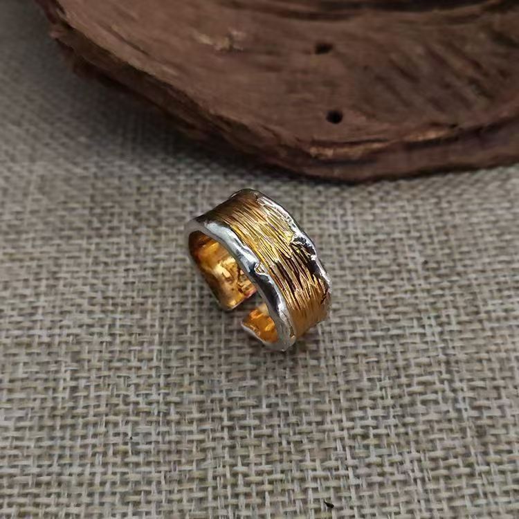 Anillo de oro y plata estilo martillado