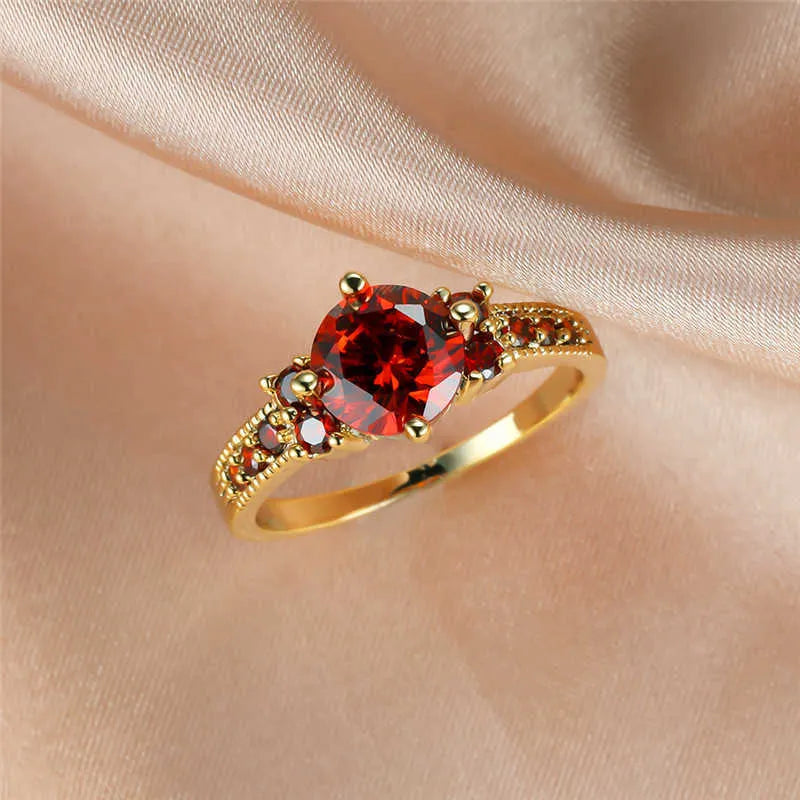 Anillo de acento solitario redondo real