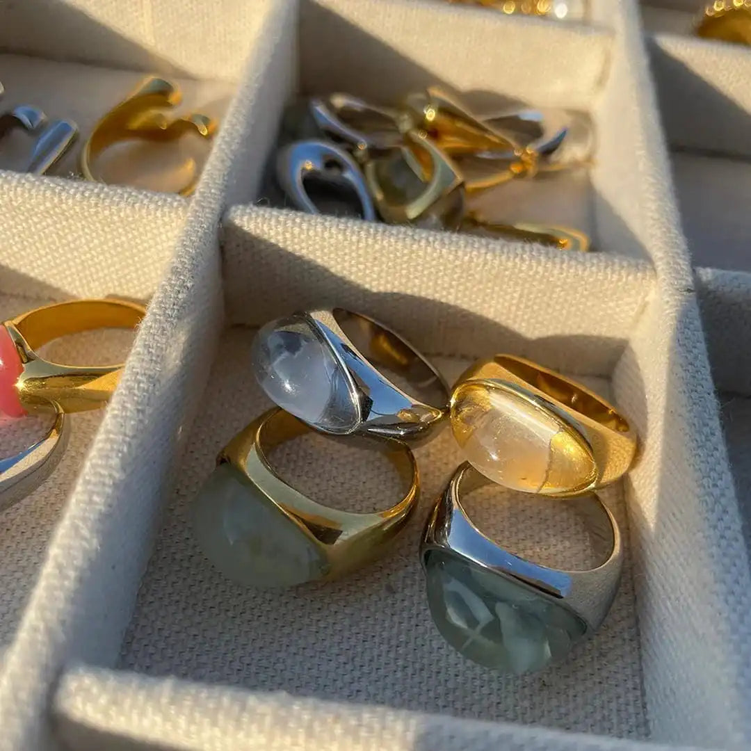Anillos gruesos con forma de cúpula y medias piedras preciosas