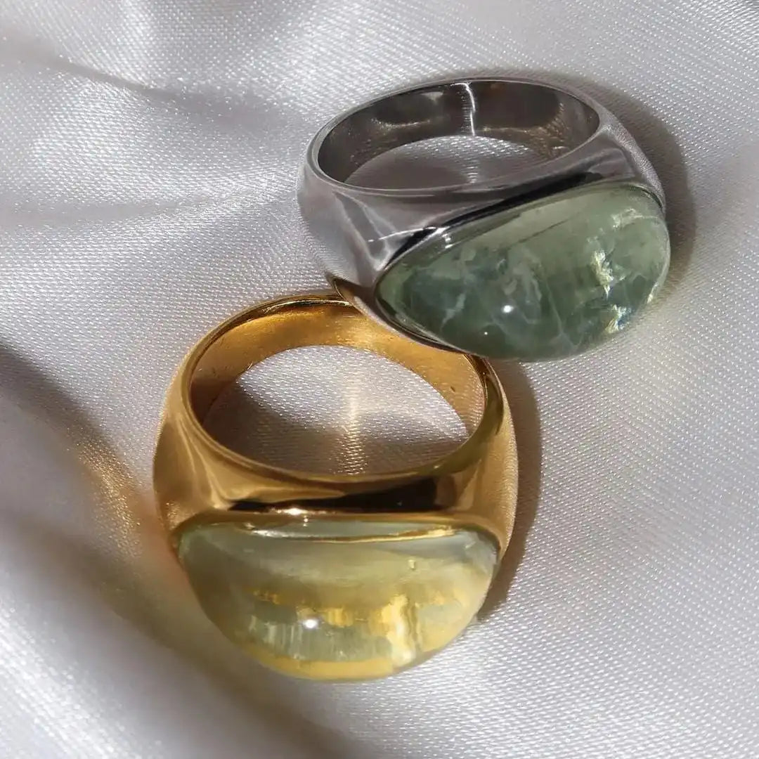 Anillos gruesos con forma de cúpula y medias piedras preciosas