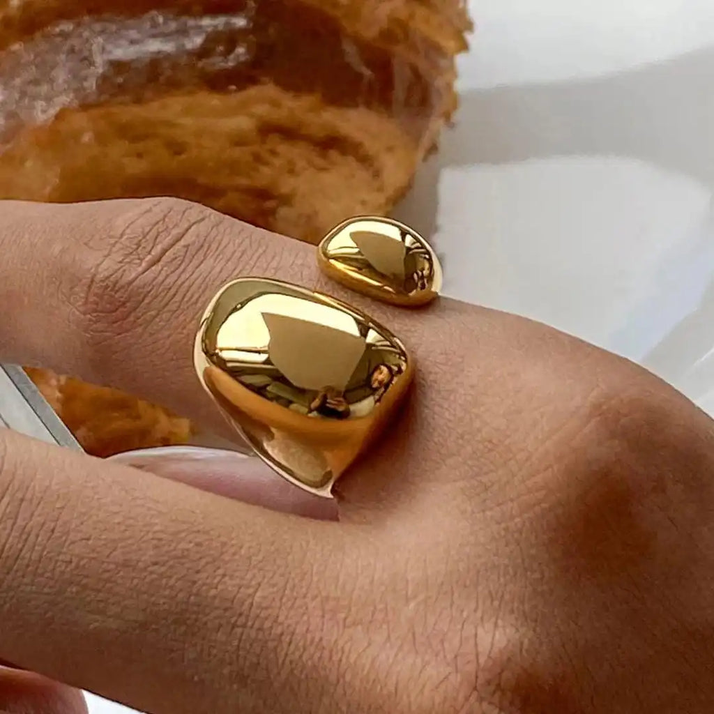 Anillo de oro fluido minimalista