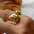 Anillo de oro fluido minimalista