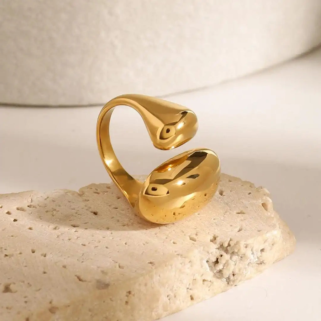 Anillo de oro fluido minimalista