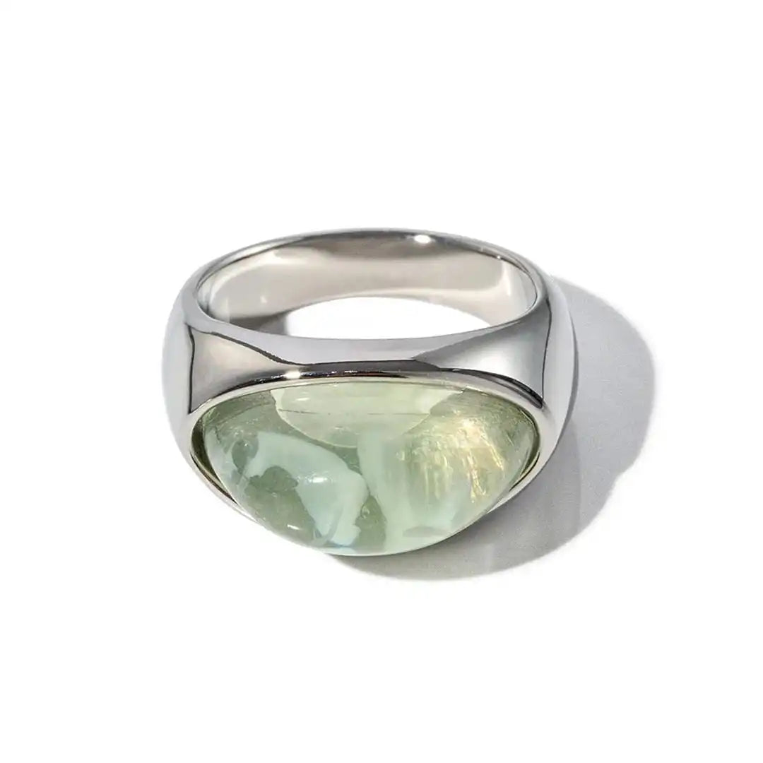 Anillos gruesos con forma de cúpula y medias piedras preciosas