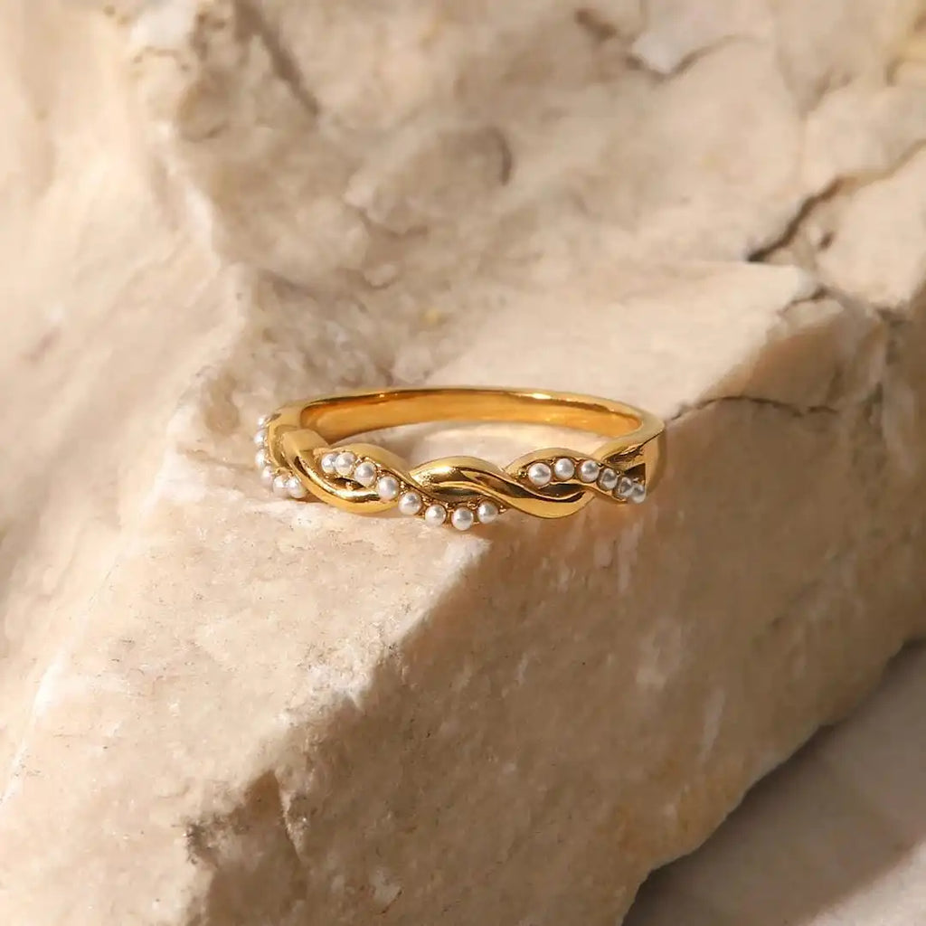 Delicado Anillo Apilable de Perlas Trenzadas en Oro