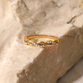 Delicado Anillo Apilable de Perlas Trenzadas en Oro