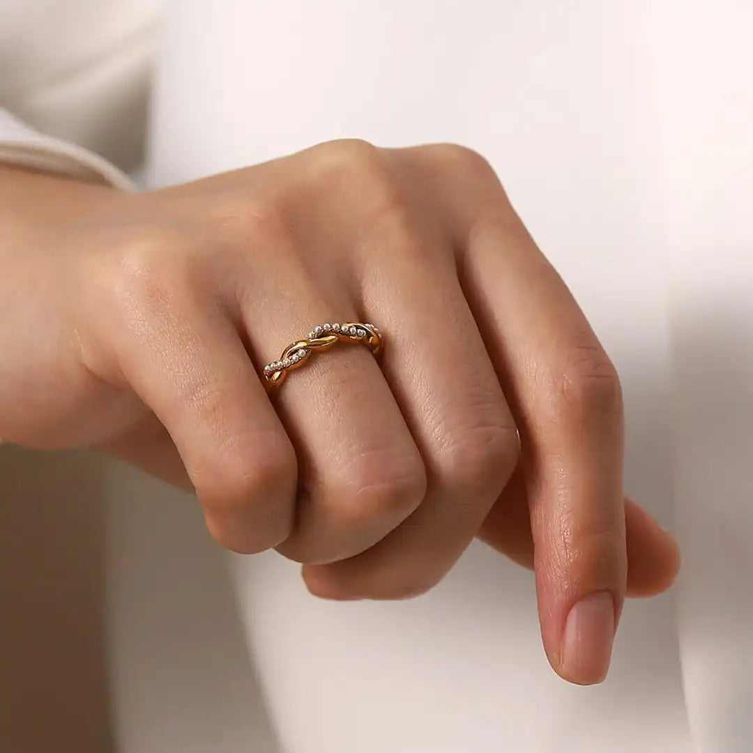 Delicado Anillo Apilable de Perlas Trenzadas en Oro
