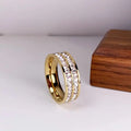 Elegante anillo con incrustación doble de circonita