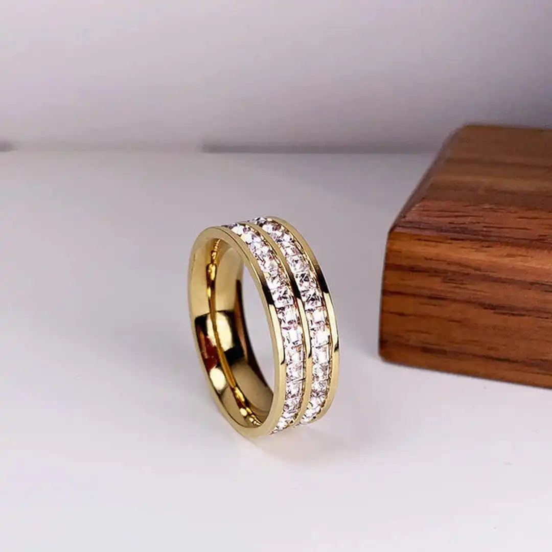 Elegante anillo con incrustación doble de circonita