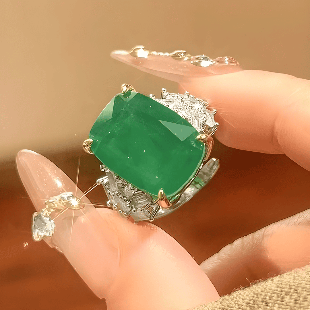 Anillo de cristal con incrustaciones verde antiguo