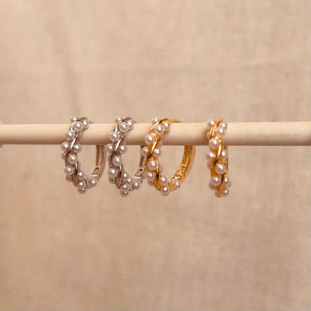 Elegantes pendientes de aro trenzados con perlas