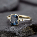 Anillo de oro con cristal azul vintage