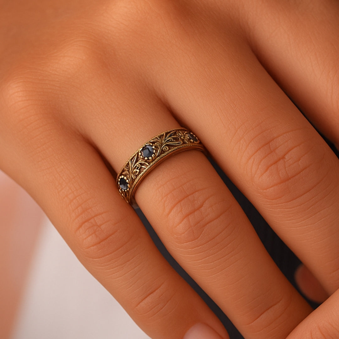 Anillo exótico de circonitas azules finas con forma de hoja
