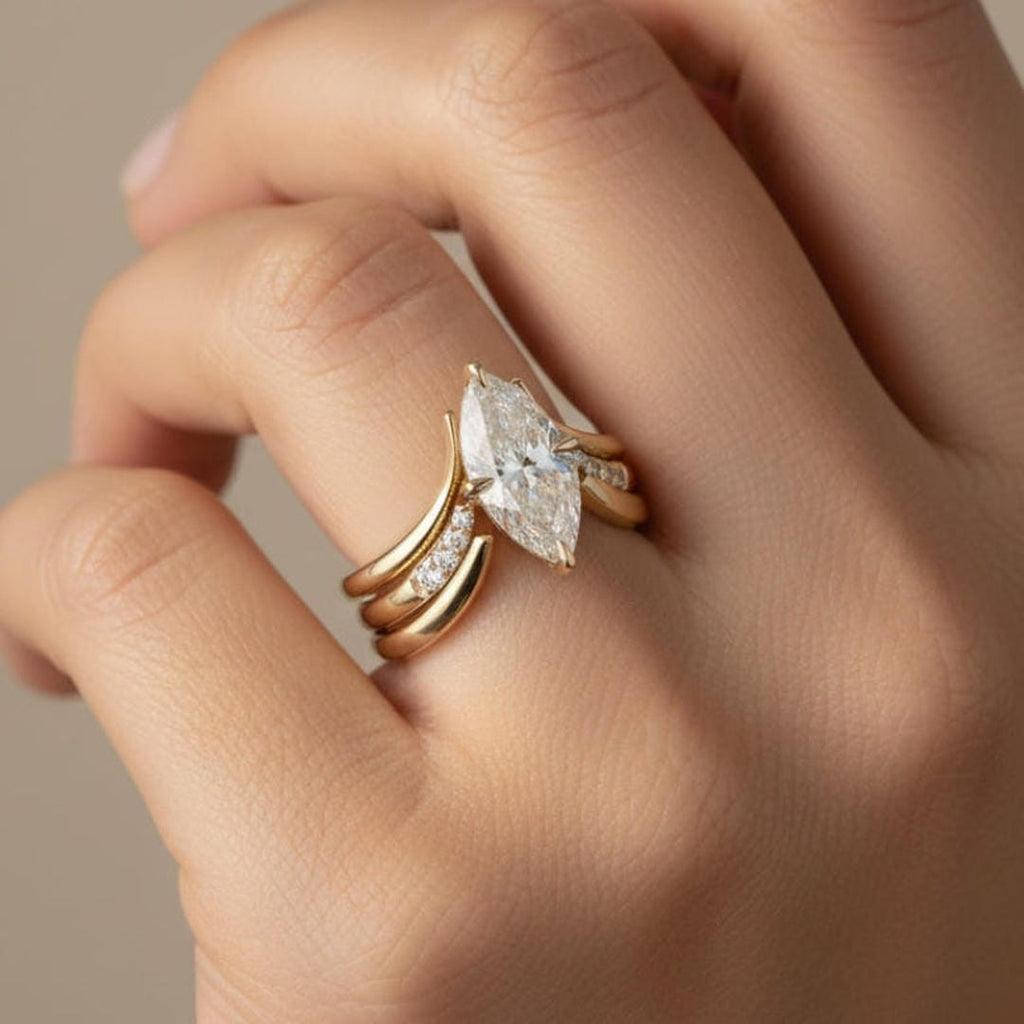 Anillo de oro con gota y corona