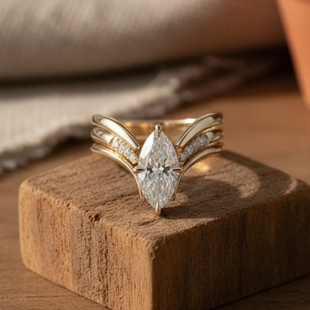Anillo de oro con gota y corona