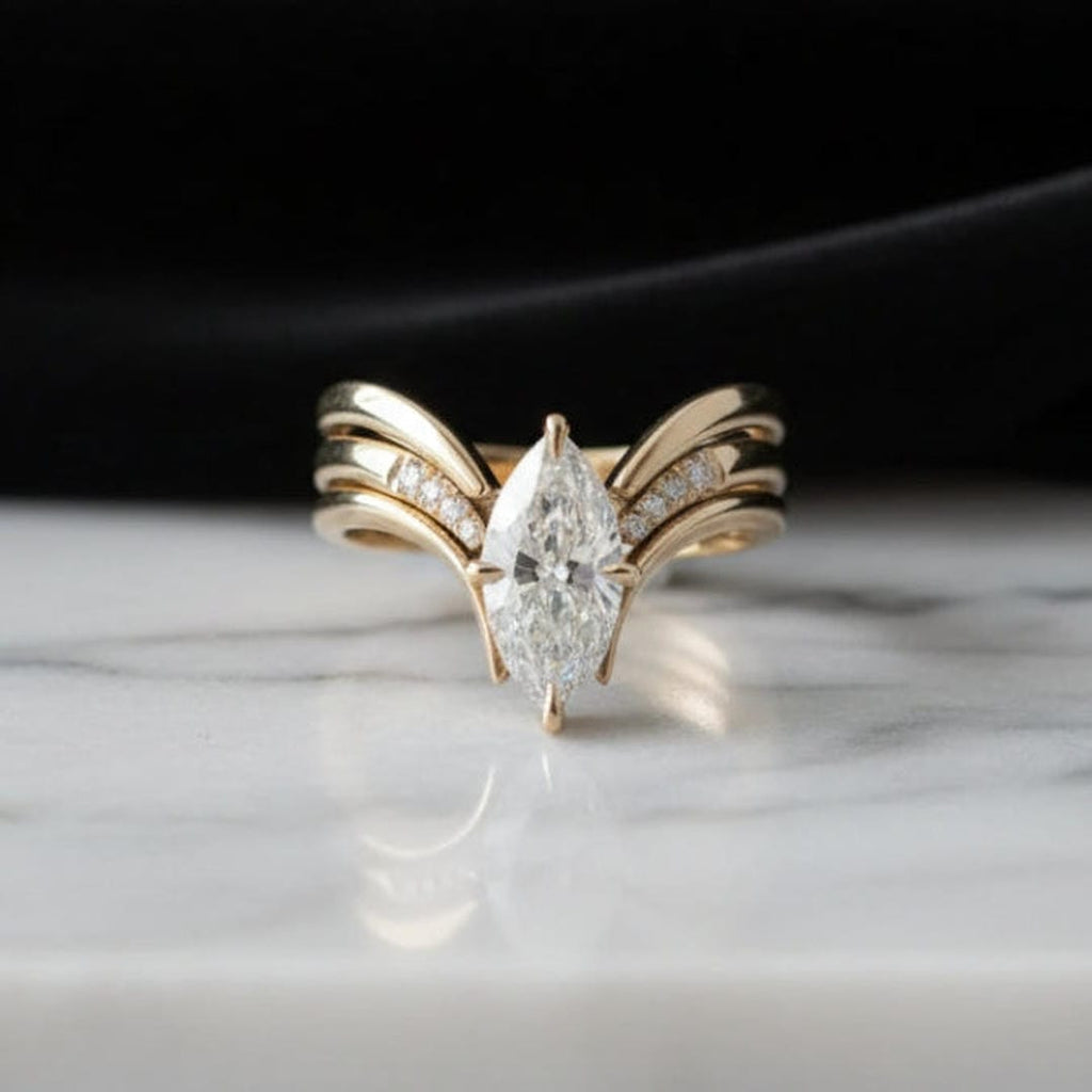 Anillo de oro con gota y corona
