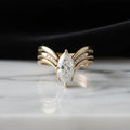 Anillo de oro con gota y corona