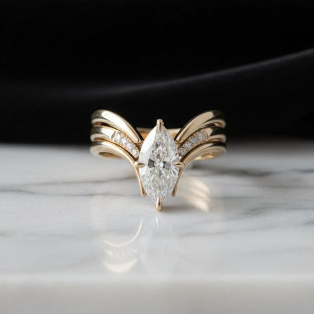 Anillo de oro con gota y corona