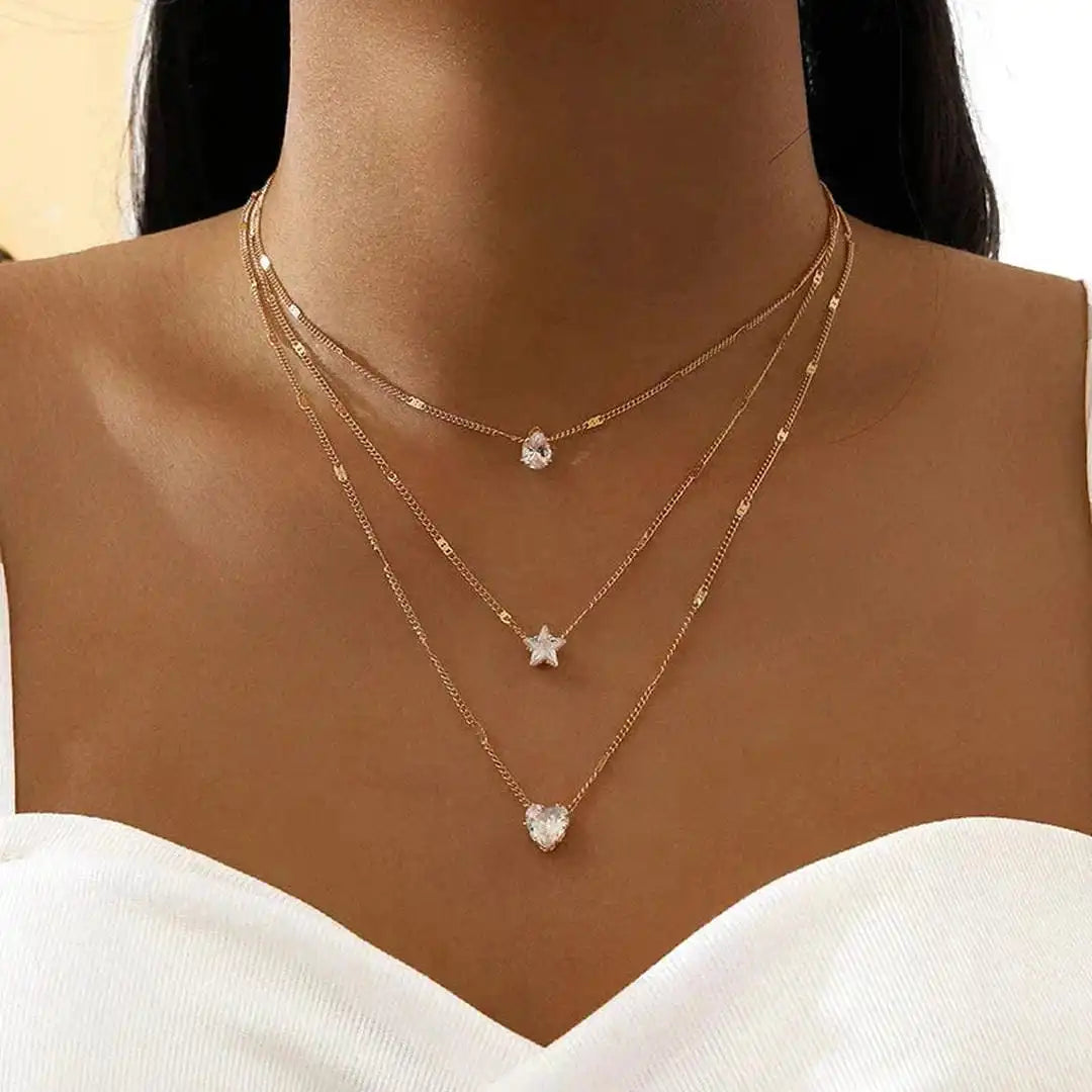 Collar con triple colgante y circonitas doradas