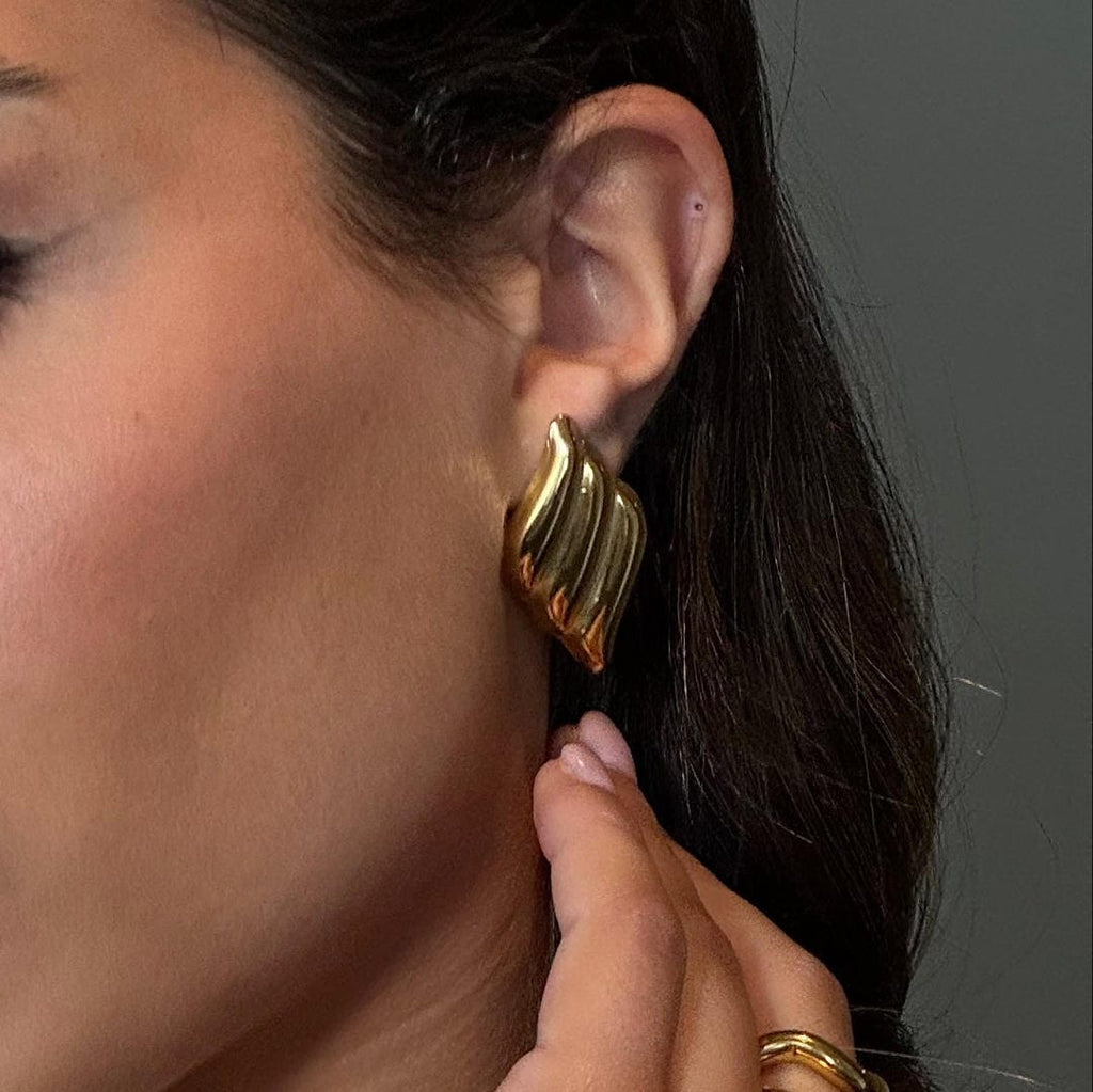 Pendientes de barra ondulada modernos en dorado