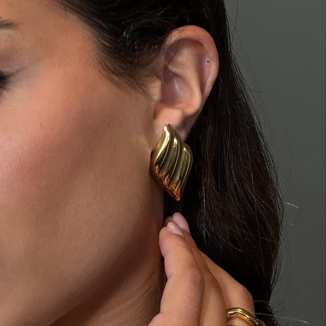 Pendientes de barra ondulada modernos en dorado
