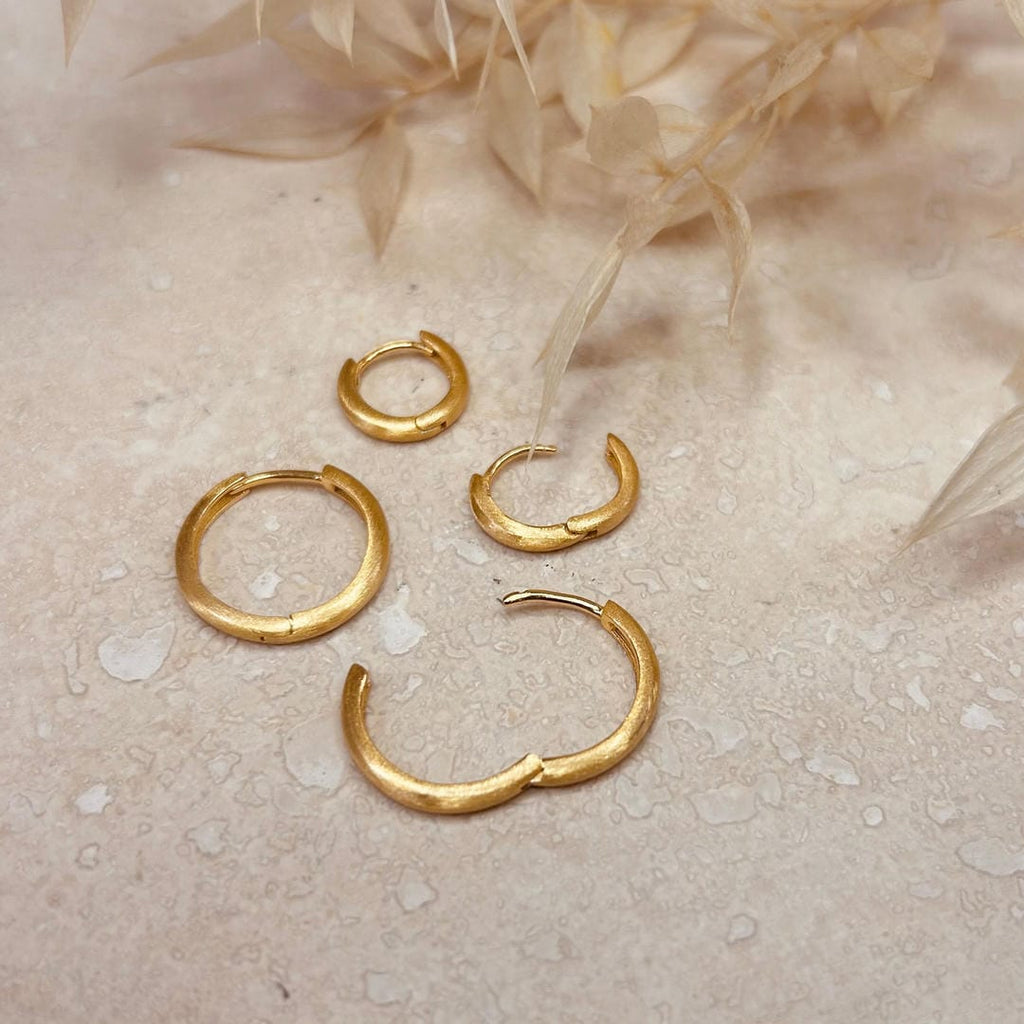 Juego de 2 pares de aros minimalistas de oro cepillado