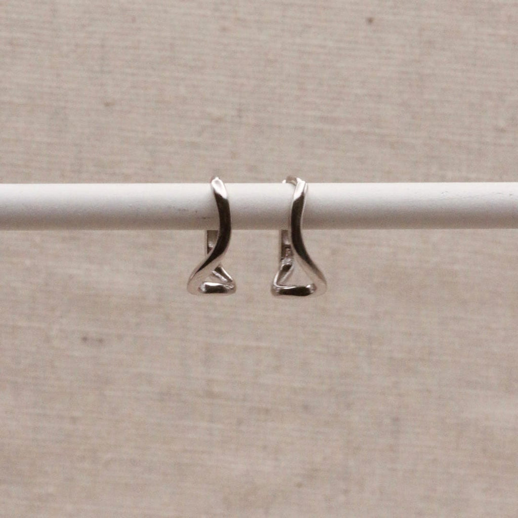 Aretes de aro plateados con ondas abstractas