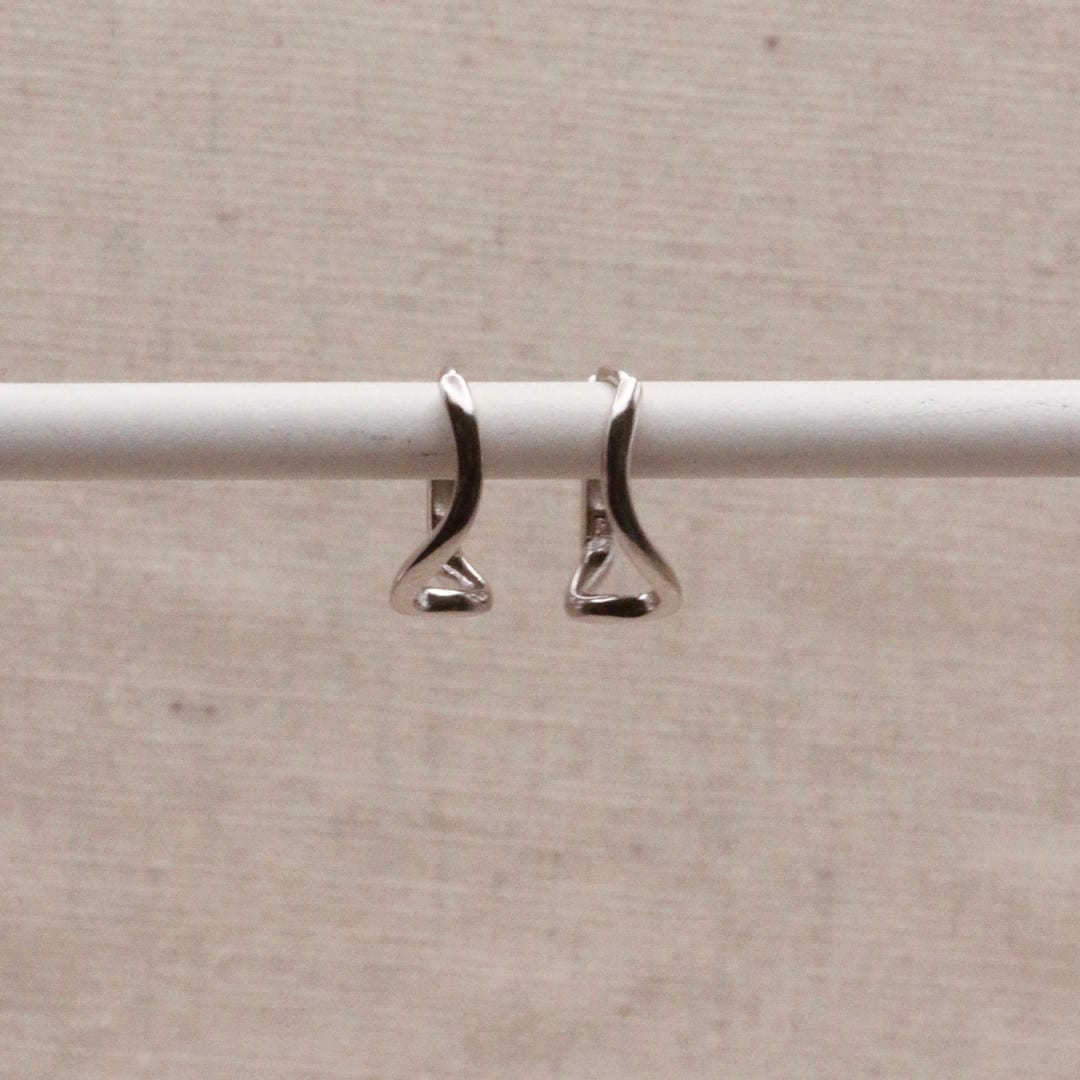 Aretes de aro plateados con ondas abstractas
