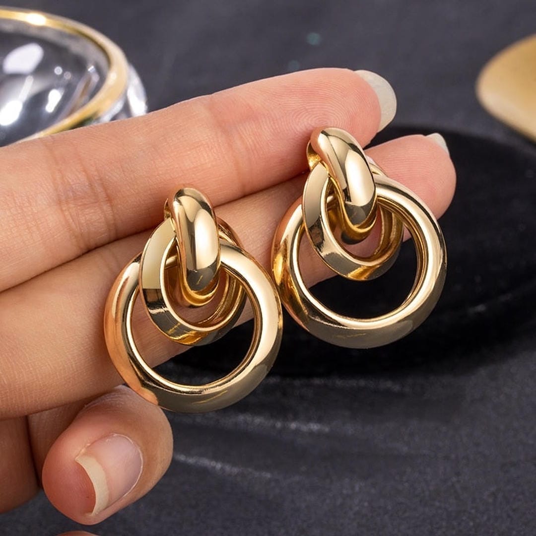 Elegantes aretes de aro dorados