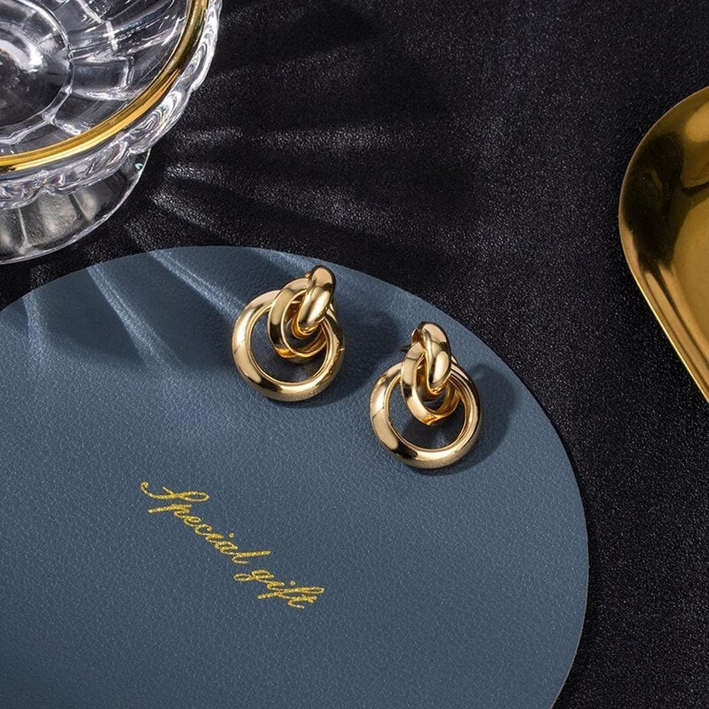 Elegantes aretes de aro dorados