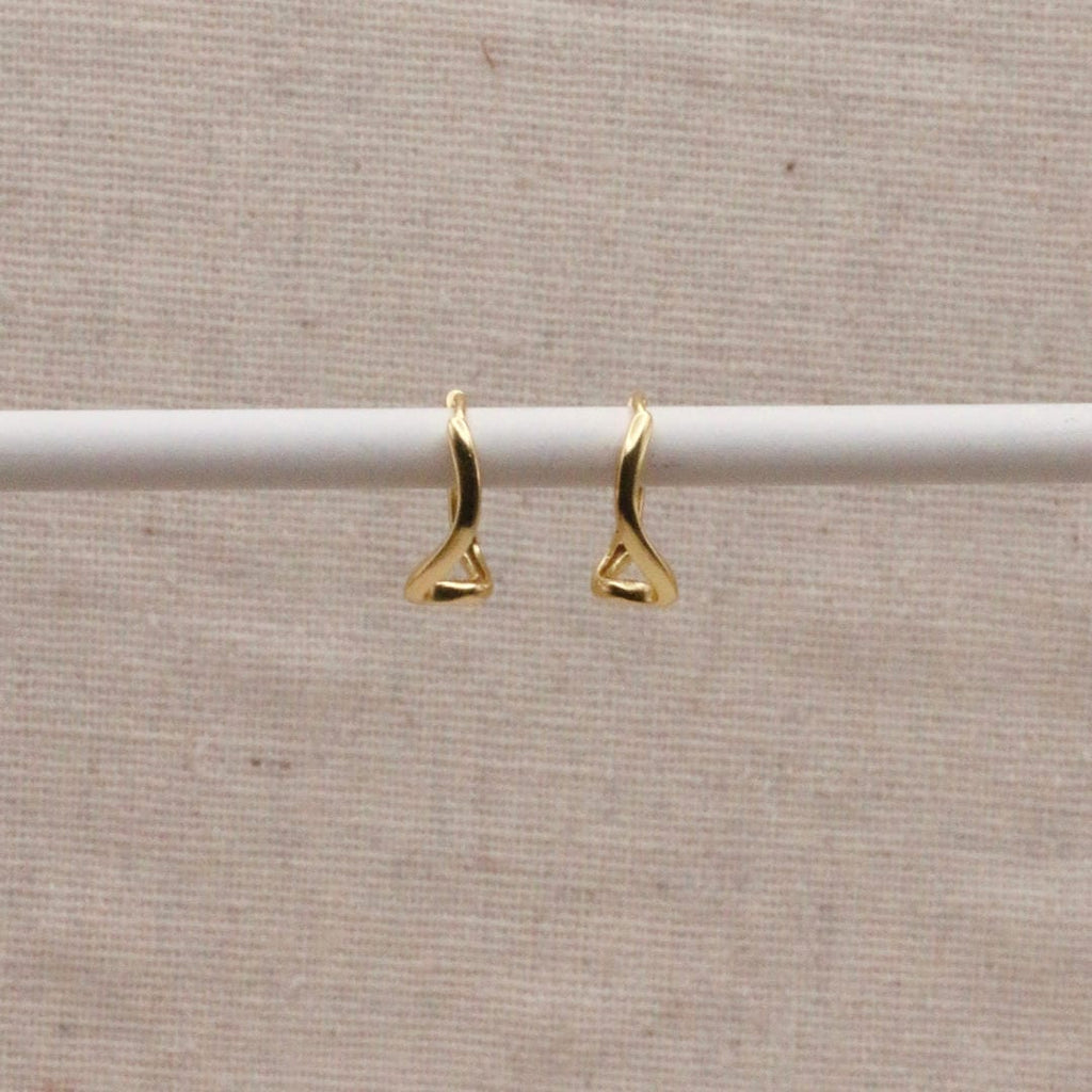 Aretes de aro con onda abstracta dorada